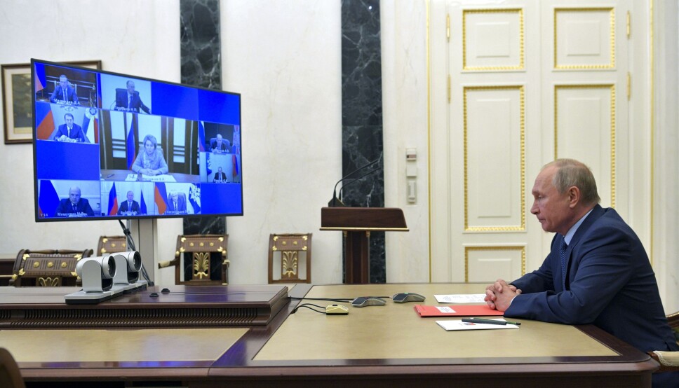 Russlands president Vladimir Putin under en videokonferanse med sine egne sikkerhetsrådgivere på kontoret sitt i Moskva fredag i forrige uke.