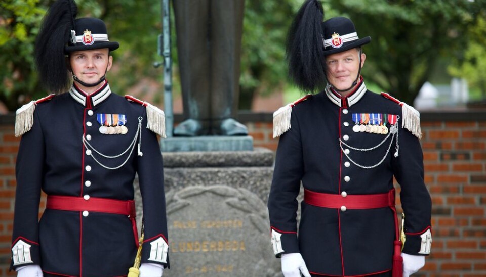 Offiserer i Garden bærer et såkalt skjerf rundt livet. Det ønsker nå Hæren å ta opp i messeuniformene sine.