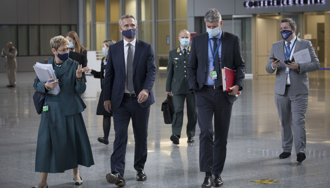 Jens Stoltenberg på vei til pressekonferanse 22. oktober 2020. Jens Stoltenberg på vei til pressekonferanse 22. oktober 2020.