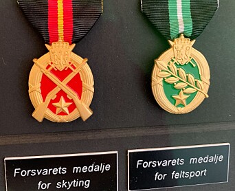 Her ser vi to av medaljene ansatte og vernepliktige kan smykke seg med. Her ser vi to av medaljene ansatte og vernepliktige kan smykke seg med.