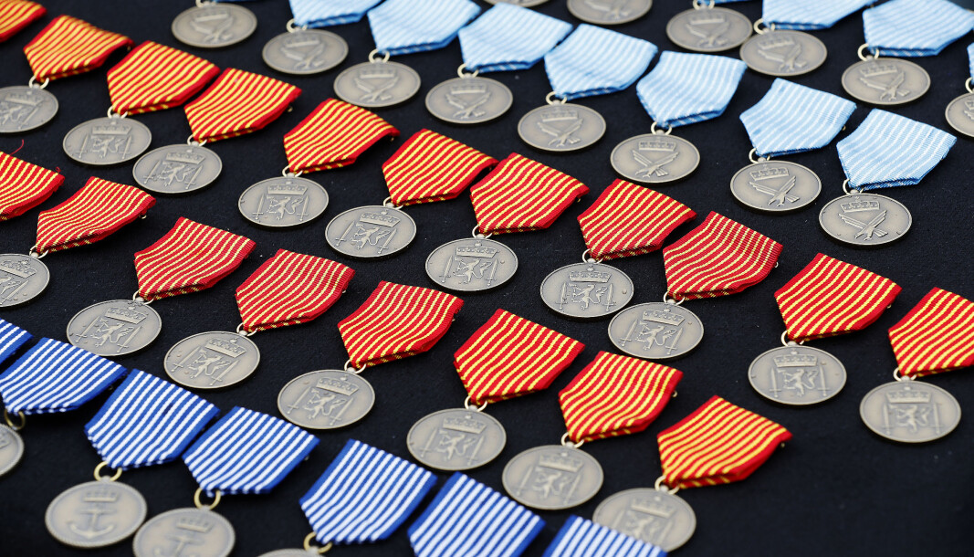 Det var bare ett ferdighetsmerke jeg kom til å ta mange nok ganger til å få det i gull og dermed også som medalje. Den så jeg ingen grunn til å gå med, skriver Sverre Diesen. Her ser vi Forsvarets vernedyktighetsmedaljer som tildeles personell etter fullført førstegangstjeneste. Det var bare ett ferdighetsmerke jeg kom til å ta mange nok ganger til å få det i gull og dermed også som medalje. Den så jeg ingen grunn til å gå med, skriver Sverre Diesen. Her ser vi Forsvarets vernedyktighetsmedaljer som tildeles personell etter fullført førstegangstjeneste.