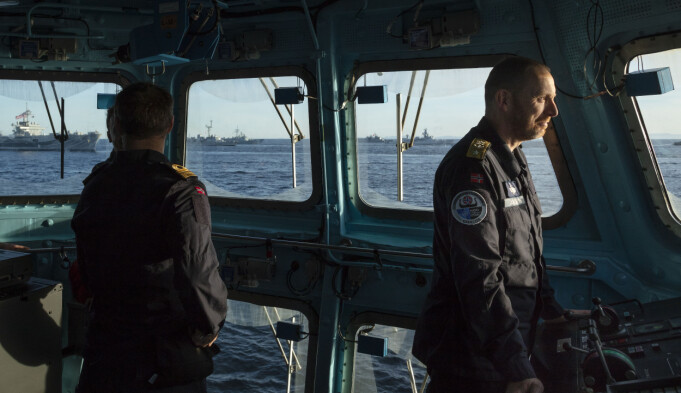 Rune Andersen med KNM Helge Ingstad i bakgrunnen kort tid før fregatten sank. Rune Andersen med KNM Helge Ingstad i bakgrunnen kort tid før fregatten sank.