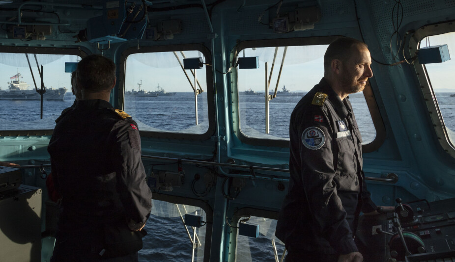 Rune Andersen med KNM Helge Ingstad i bakgrunnen kort tid før fregatten sank.
