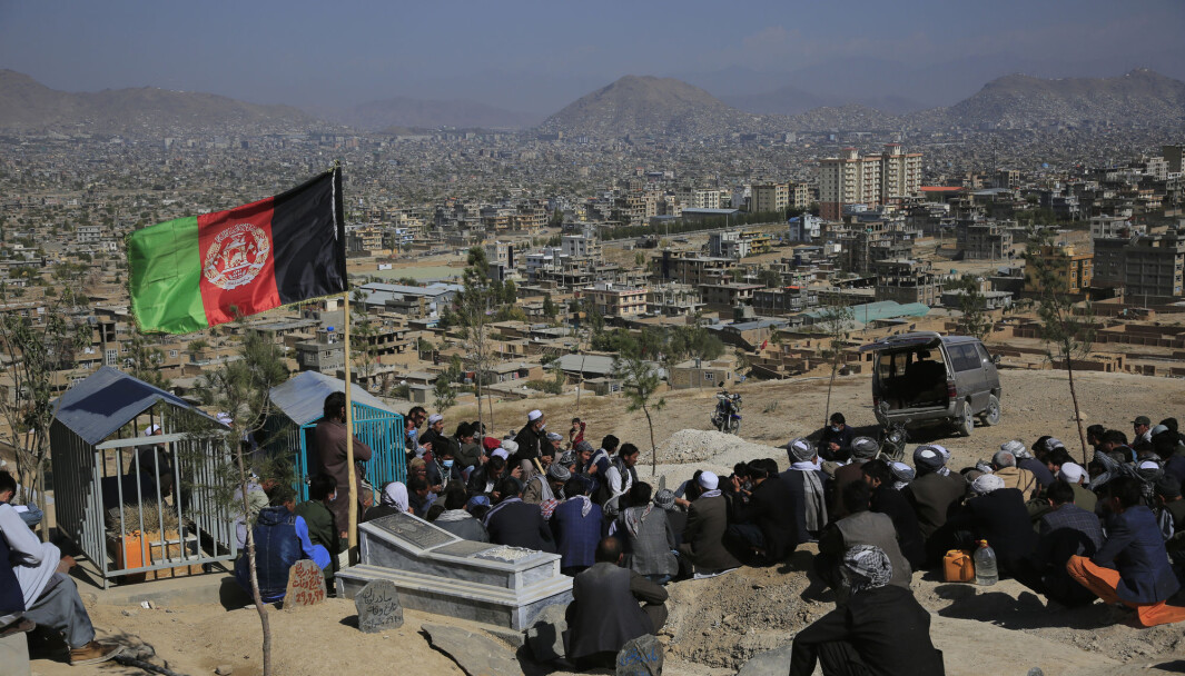 En av de omkomne etter angrepet ved et kurssenter i Kabul lørdag begraves. En av de omkomne etter angrepet ved et kurssenter i Kabul lørdag begraves.