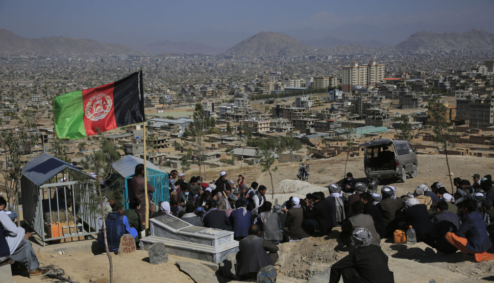 En av de omkomne etter angrepet ved et kurssenter i Kabul lørdag begraves.