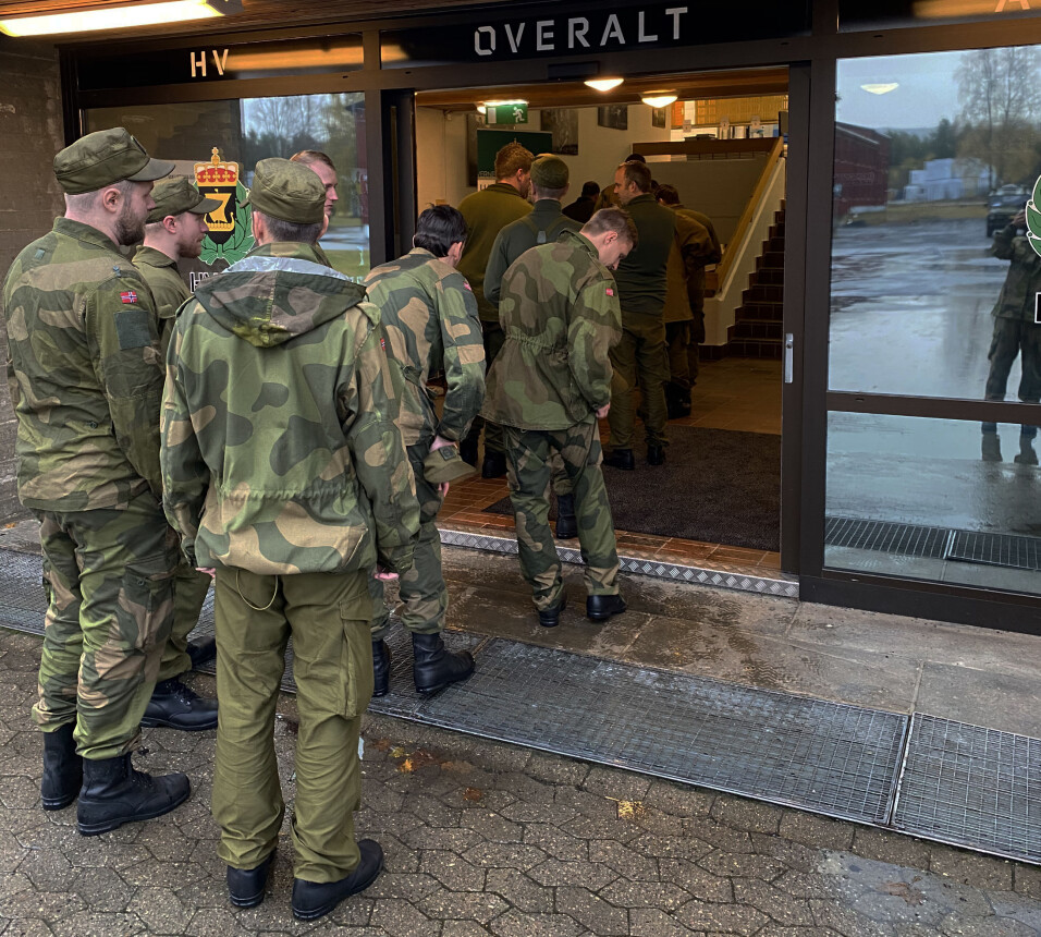 Soldater i kø for å komme inn i messa på Heistadmoen.