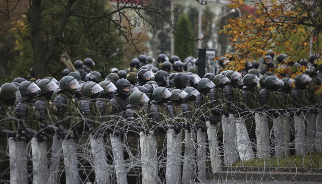 Hviterussisk politi vil ta i bruk skarp ammunisjon dersom demonstranter blir voldelige, advarer landets innenriksminister. Hviterussisk politi vil ta i bruk skarp ammunisjon dersom demonstranter blir voldelige, advarer landets innenriksminister.