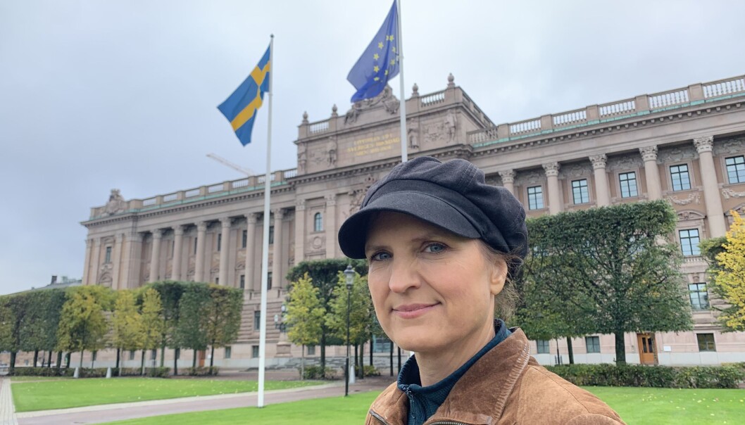 Den svenske cybereksperten Stina Ehrensvärd foran den svenske Riksdagen, som er blitt hacket. Hun advarer mot at demokratiske valg, som neste uke i USA, kan bli påvirket av fremmede makters nettfisking. Den svenske cybereksperten Stina Ehrensvärd foran den svenske Riksdagen, som er blitt hacket. Hun advarer mot at demokratiske valg, som neste uke i USA, kan bli påvirket av fremmede makters nettfisking.