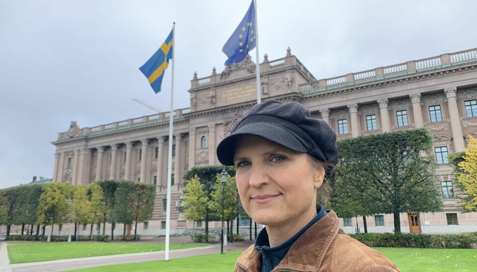 Den svenske cybereksperten Stina Ehrensvärd foran den svenske Riksdagen, som er blitt hacket. Hun advarer mot at demokratiske valg, som neste uke i USA, kan bli påvirket av fremmede makters nettfisking.