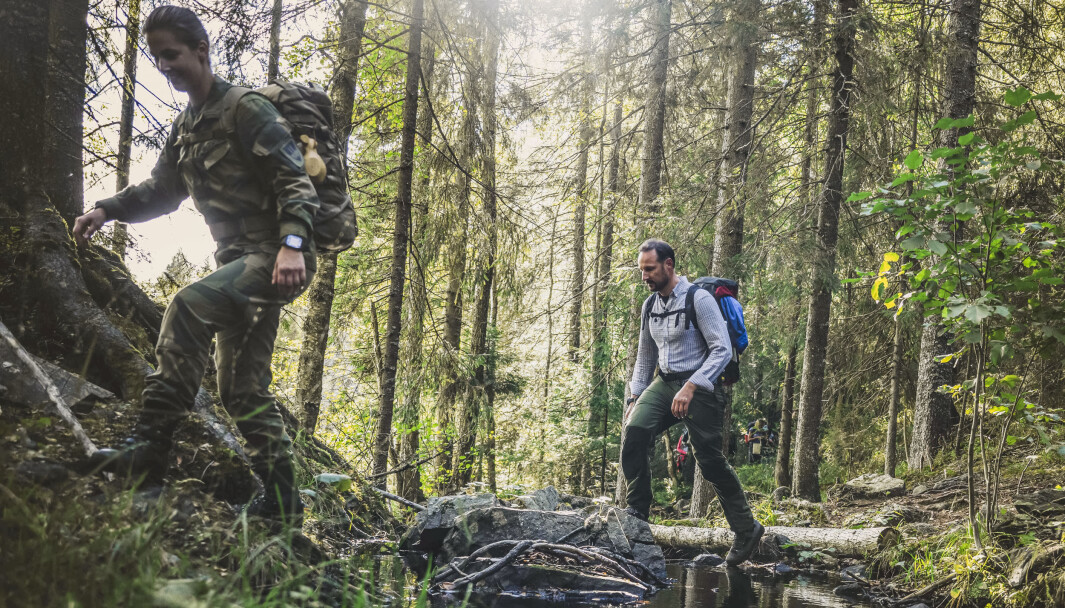 Tonje Nordengen (t.v.) fra Forsvaret og kronprins Haakon gikk deler av flyktningeruta. En tur hvor de kom tett på historien. Tonje Nordengen (t.v.) fra Forsvaret og kronprins Haakon gikk deler av flyktningeruta. En tur hvor de kom tett på historien.