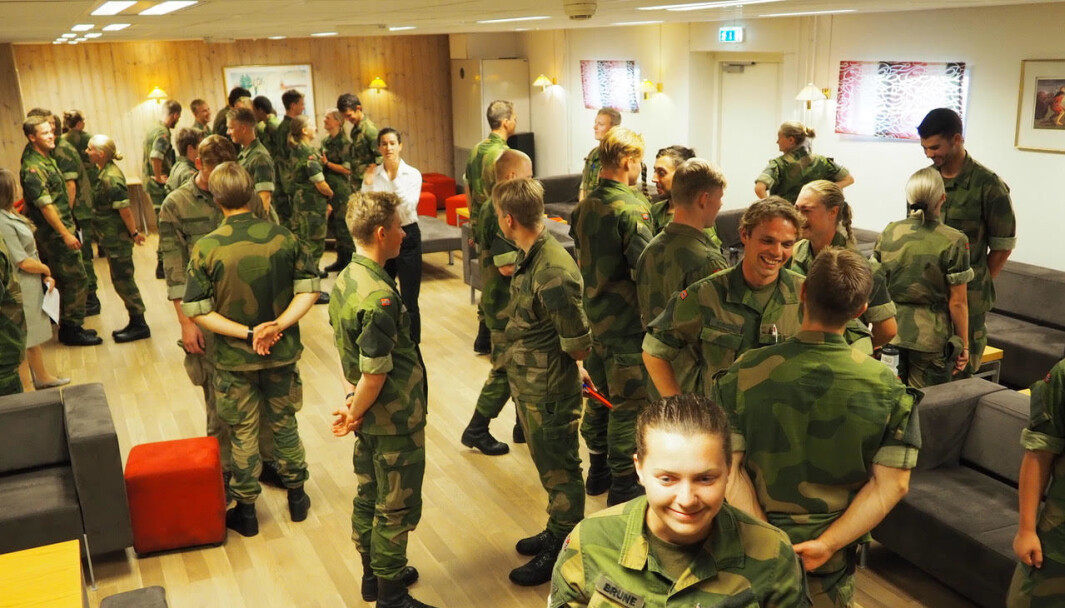 Fra en øvelse på Heistadmoen, der deltakerne tester grensen for hvor tett på hverandre de kan gå før det blir ubehagelig, først med øynene åpne, og så i blinde. Fra en øvelse på Heistadmoen, der deltakerne tester grensen for hvor tett på hverandre de kan gå før det blir ubehagelig, først med øynene åpne, og så i blinde.