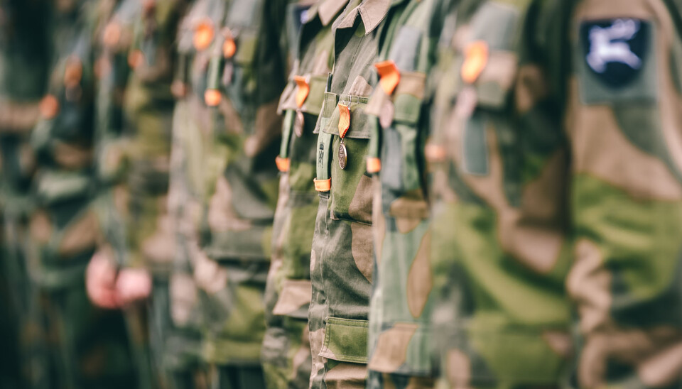 Kanskje er disse eksternt motiverende gjenstandene fremmed for stoiske militære med sterk pliktdrevet indre motivasjon?, skriver Jon Wicklund. Her ser vi soldater med Hærens vernedyktighetsmedalje.