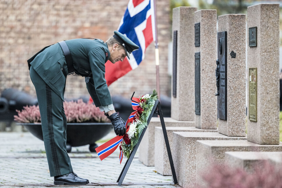 Forsvarssjef Eirik Kristoffersen ser til at kransen tar seg bra ut.