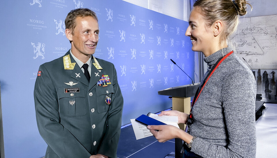 TYDELIGHET: Forsvarssjef Eirik Kristoffersen under et intervju med journalist Louise Scharff Thommessen fra Forsvarets forum, i forbindelse med utnevnelsen av ny sjef for E-tjenesten.