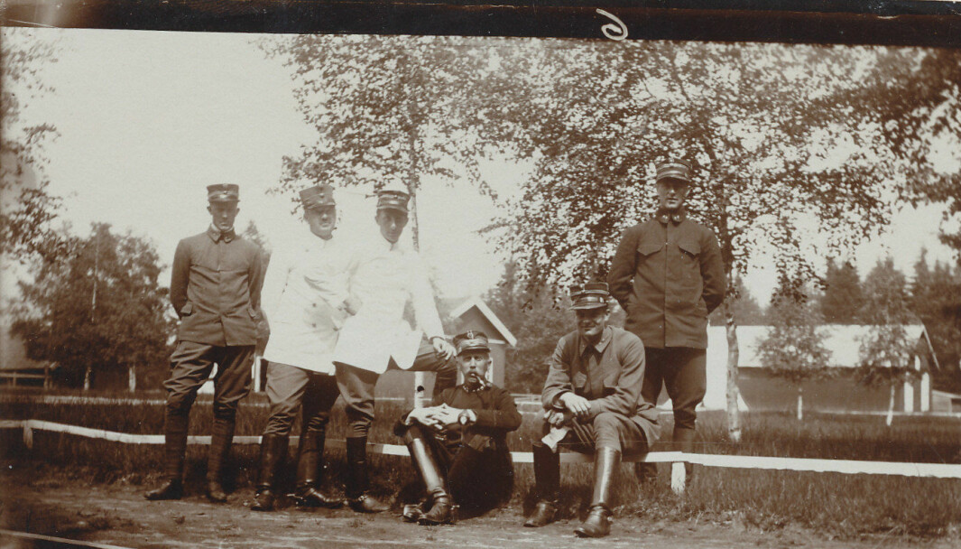 Vidkun Quisling (t.v.) på Gardermoen
sammen med offiserskolleger i 1912.