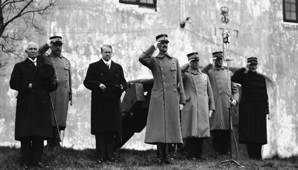 Kong Haakon VII (i midten) besøker
Kongsvinger festning i 1932. Til venstre for kongen står
daværende forsvarsminister Vidkun Quisling. FOTO: NTB