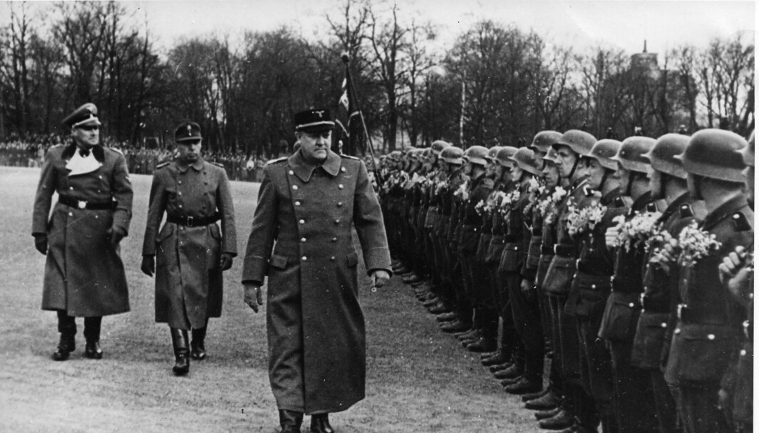 Vidkun Quisling under en parade for soldater i
Den norske Legion på Slottsplassen i 1942. Vidkun Quisling under en parade for soldater i
Den norske Legion på Slottsplassen i 1942.
