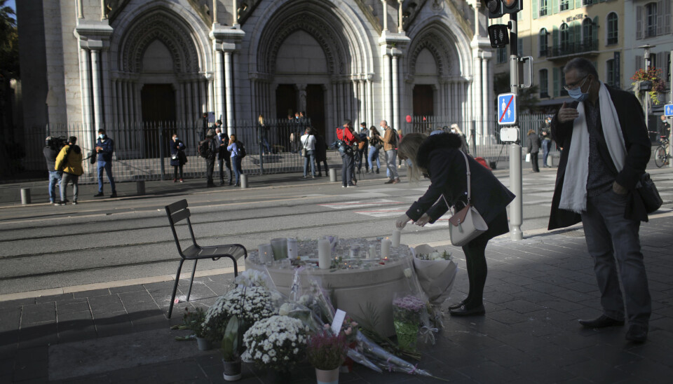 Torsdag ble tre mennesker drept i og ved en kirke i Nice i Frankrike i et knivangrep som knyttes til islamistisk terror. Fredag skjerper PST trusselnivået fra ekstrem islamisme i Norge.