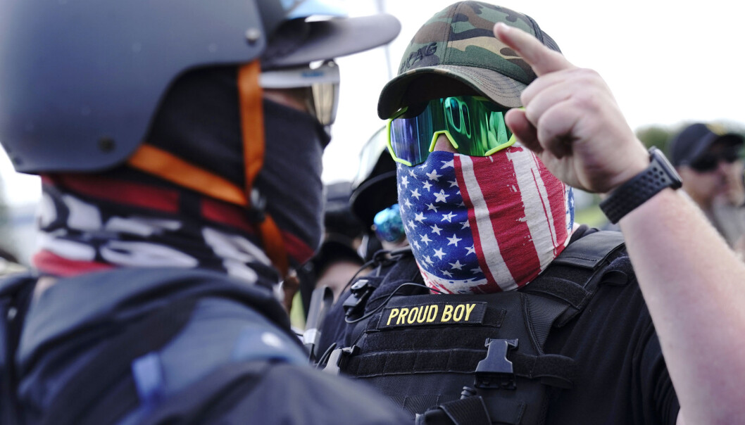 SINTE: Høyreekstreme grupper som Proud Boys kan komme til å ty til vold dersom Donald Trump taper neste ukes presidentvalg, frykter mange. SINTE: Høyreekstreme grupper som Proud Boys kan komme til å ty til vold dersom Donald Trump taper neste ukes presidentvalg, frykter mange.