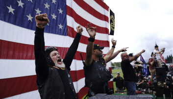 Proud Boys er representert over hele USA og medlemmene tyr ofte til vold, ifølge borgerrettighetsorganisasjonen Anti-Defamation League (ADL). Proud Boys er representert over hele USA og medlemmene tyr ofte til vold, ifølge borgerrettighetsorganisasjonen Anti-Defamation League (ADL).
