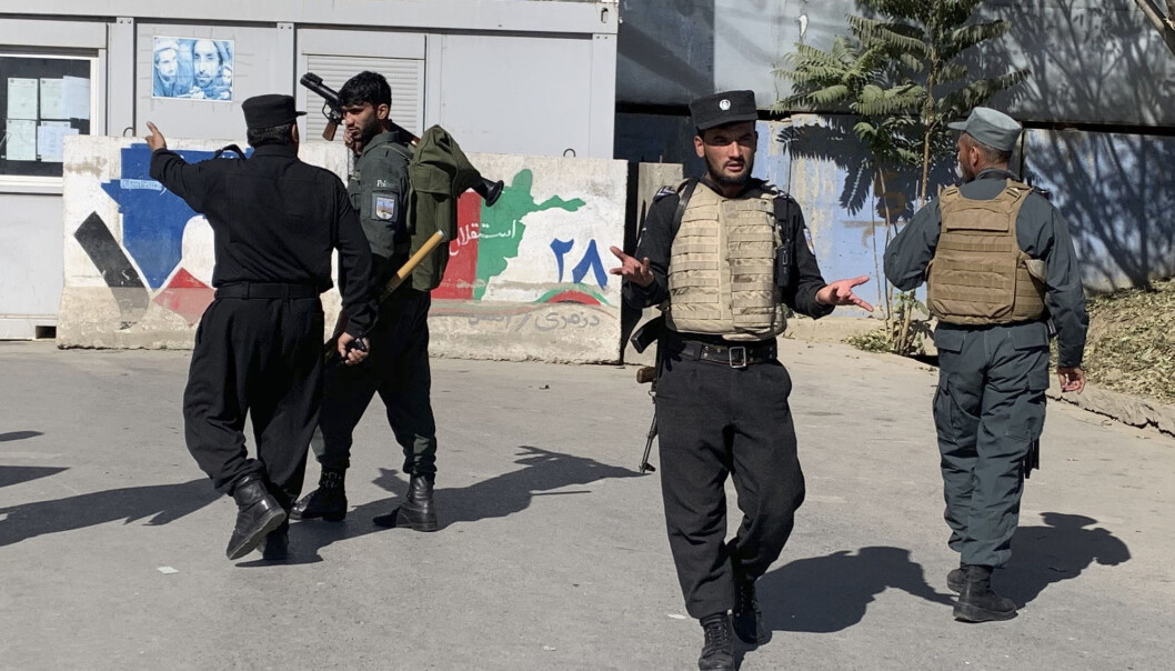 ANGREP: Afghansk politi ankommer universitetet i Kabul mandag morgen. ANGREP: Afghansk politi ankommer universitetet i Kabul mandag morgen.