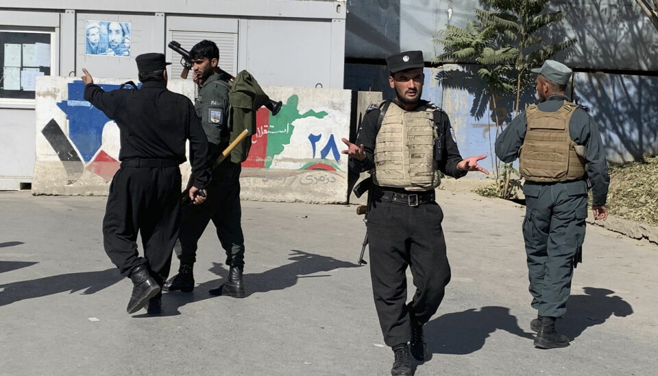 ANGREP: Afghansk politi ankommer universitetet i Kabul mandag morgen.