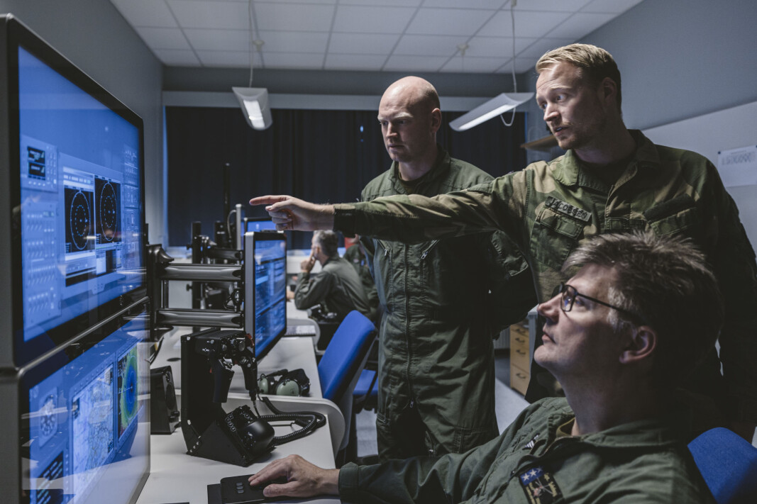 Sølve Bjerkenås (t.v.) følger med når Martin Jacobsen instruerer i et av rommene som er satt av til å simulere noe av det som foregår om bord det nye redningshelikopteret. Sølve Bjerkenås (t.v.) følger med når Martin Jacobsen instruerer i et av rommene som er satt av til å simulere noe av det som foregår om bord det nye redningshelikopteret.