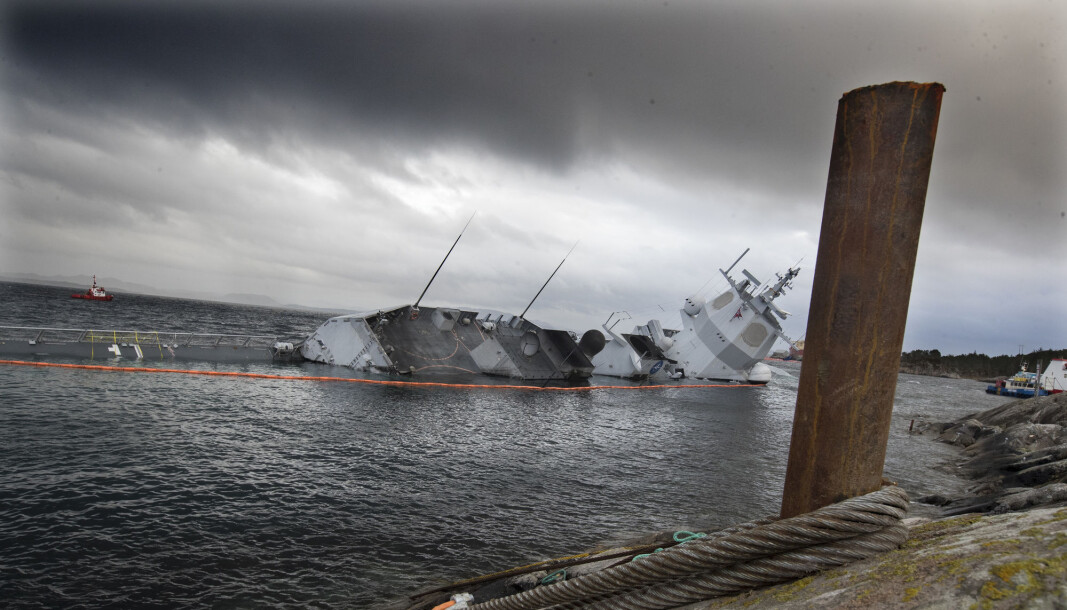 KNM Helge Ingstad ved skadestedet i Øygarden etter at fartøyet kolliderte med et tankskip KNM Helge Ingstad ved skadestedet i Øygarden etter at fartøyet kolliderte med et tankskip