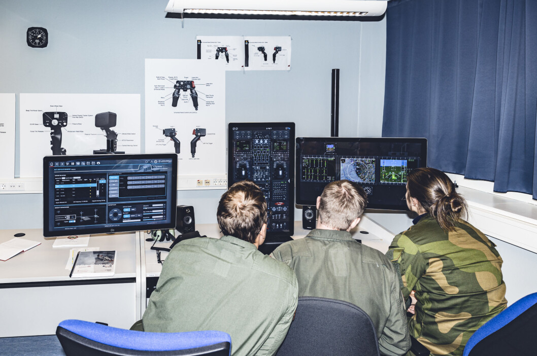 Kommende SAR Queen-personnell trener i et klasserom på Kjevik. Kommende SAR Queen-personnell trener i et klasserom på Kjevik.