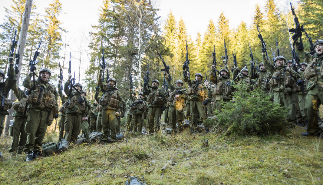 Vi jobber sammen hver dag for å skape det beste Forsvaret Norge kan få, skriver Johan Hovde som advarer mot profesjonskamp mellom sivile og militære i Forsvaret. Her ser vi soldater fra Hæren under en øvelse. Vi jobber sammen hver dag for å skape det beste Forsvaret Norge kan få, skriver Johan Hovde som advarer mot profesjonskamp mellom sivile og militære i Forsvaret. Her ser vi soldater fra Hæren under en øvelse.