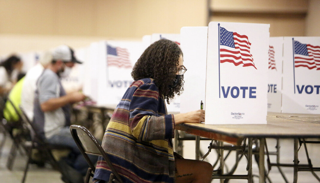 FØRSTEGANGSVELGER: Taylor Wilson fra Grass Valley i California fyller ut stemmeseddelen på valgdagen. FBI etterforsker nå mystiske telefonoppringninger som ba folk om å holde seg hjemme.
