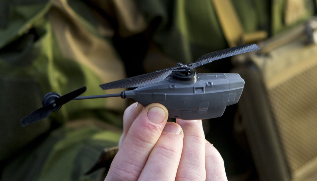 Forsvaret har brukt Black Hornet siden 2015. Nå skal nanodronene også brukes i Heimevernet. Forsvaret har brukt Black Hornet siden 2015. Nå skal nanodronene også brukes i Heimevernet.