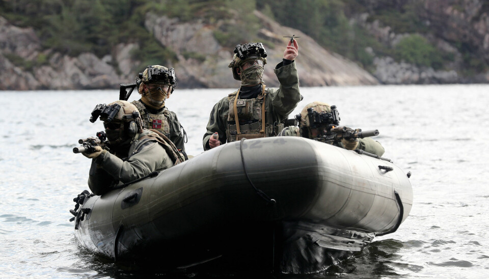 Operatører fra Marinejegerkommandoen med en Black Hornet nanodrone klar til take off.