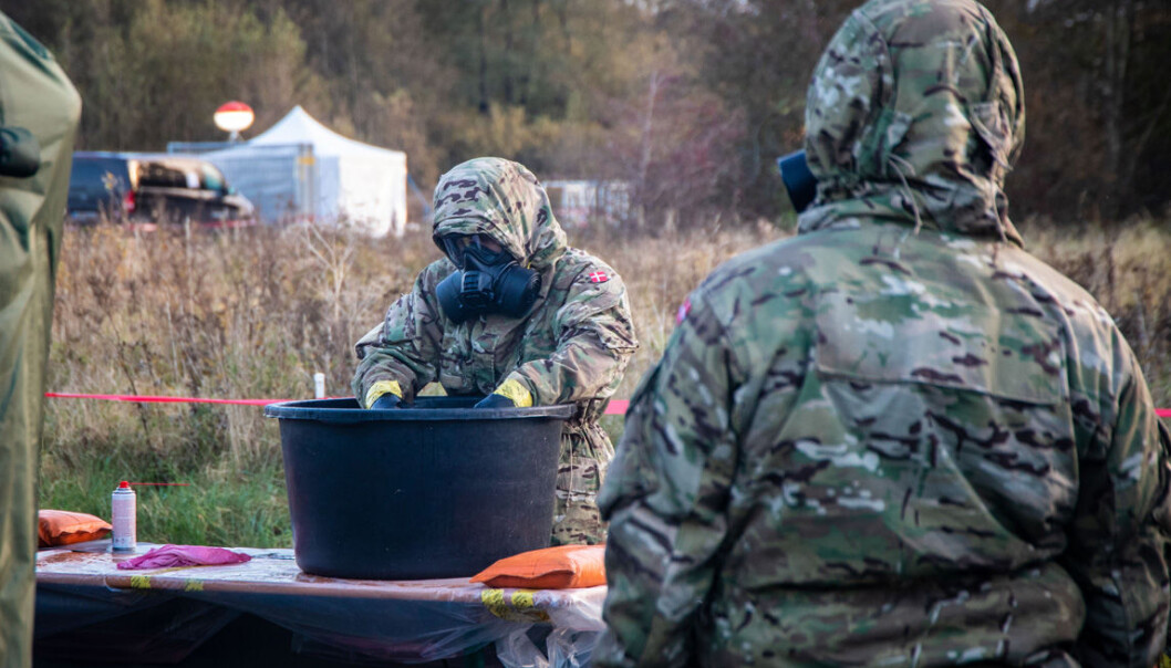 BISTAND: Soldater fra Ingeniørregimentet i Skive er satt inn for å støtte sivilsamfunnet med å rense og rengjøre folkene som avliver mink. BISTAND: Soldater fra Ingeniørregimentet i Skive er satt inn for å støtte sivilsamfunnet med å rense og rengjøre folkene som avliver mink.