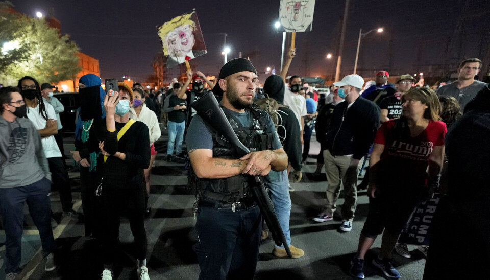Bevæpnet Donald Trump-tilhenger og motdemonstranter i Phoenix 4 november.