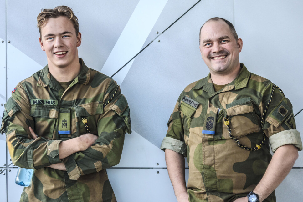 Tillitsvalgt Trym Mjølhus (t.v) og kompanisersjant Eirik Hammerhaug i Pasvik er hjernene bak innsamlingsaksjonen. Trym har fått hull i øret og Eirik ny tatovering siden starten av november.