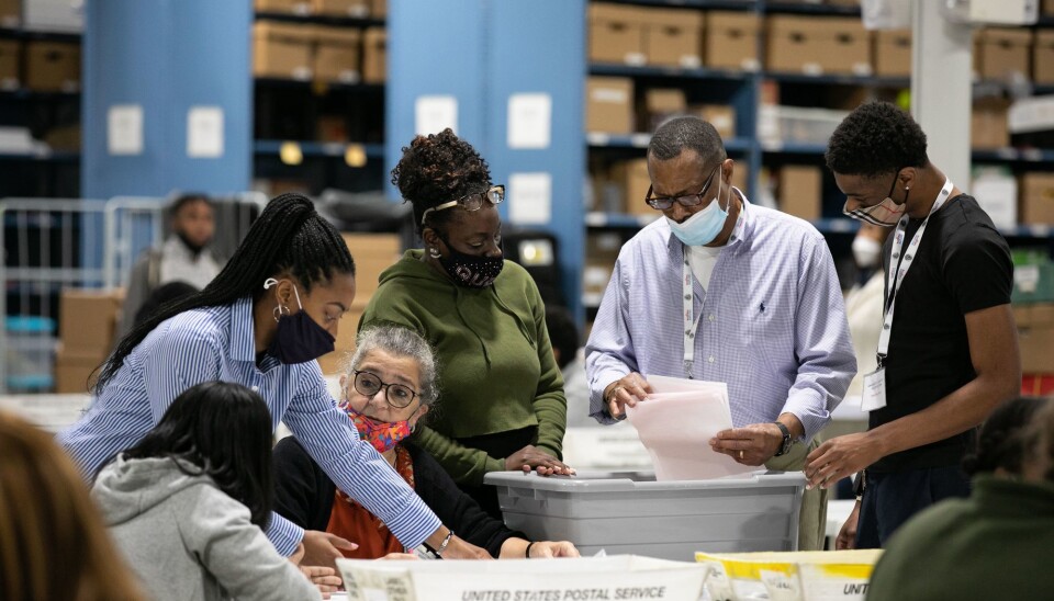 OPPTELLING: Valgfunksjonærer i Gwinnett County ser over stemmesedler som har kommet inn med posten, 6. november 2020. Det er jevnt løp mellom Trump og Biden i delstaten Georgia.