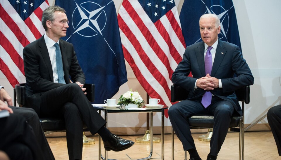 46. PRESIDENT: Her er NATO-sjef Jens Stoltenberg i samtale med den gang visepresident Joe Biden under Sikkerhetskonferansen i München i 2015. Joe Biden blir nå USAs 46. president.