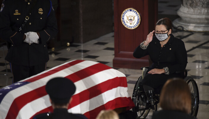Tammy Duckworth måtte amputere beina etter å ha blitt skadet i et angrep mot helikopteret hennes i Irak. Tammy Duckworth måtte amputere beina etter å ha blitt skadet i et angrep mot helikopteret hennes i Irak.