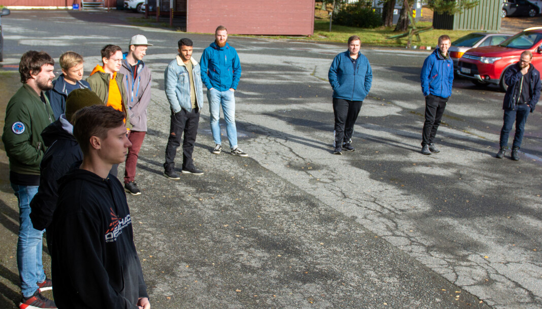 Nytilførte i Heimevernet trenger våpen og både personlig bekledning og utstyr. Her står nytilførte utenfor depot. Nytilførte i Heimevernet trenger våpen og både personlig bekledning og utstyr. Her står nytilførte utenfor depot.