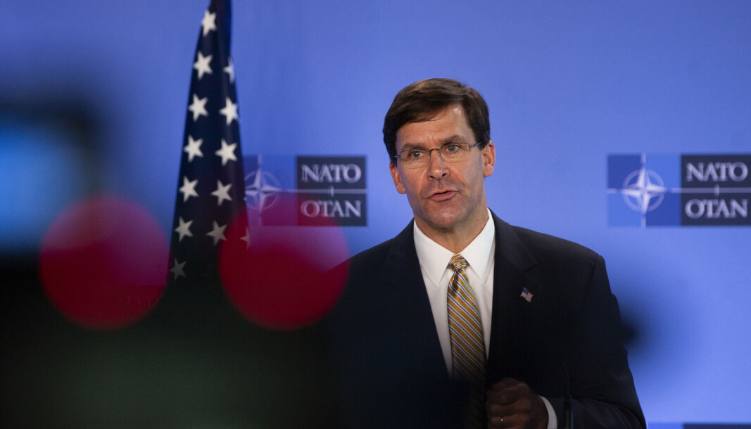 «HAS BEEN TERMINATED»: USAs forsvarsminister Mark Esper taler under en pressekonferanse med NATOs generalsekretær Jens Soltenberg i Brussel 26. juni 2020. Nå har president Donald Trump gitt ham sparken. «HAS BEEN TERMINATED»: USAs forsvarsminister Mark Esper taler under en pressekonferanse med NATOs generalsekretær Jens Soltenberg i Brussel 26. juni 2020. Nå har president Donald Trump gitt ham sparken.