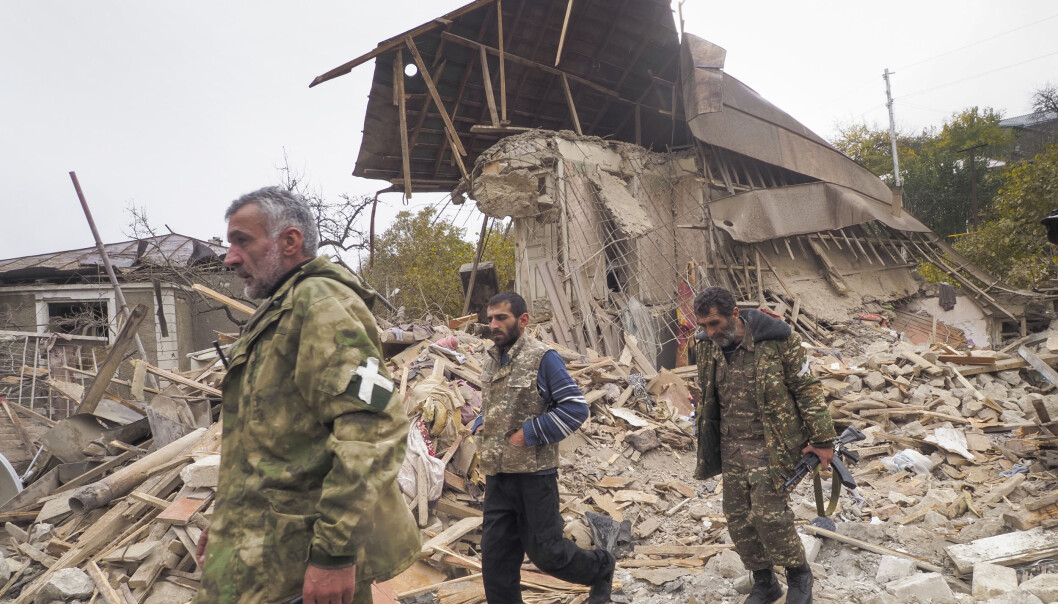Etnisk armenske soldater i byen Stepankert Nagorno-Karabakh. Etter seks ukers kamper er det nå undertegnet en våpenhvile mellom Armenia og Aserbajdsjan. Etnisk armenske soldater i byen Stepankert Nagorno-Karabakh. Etter seks ukers kamper er det nå undertegnet en våpenhvile mellom Armenia og Aserbajdsjan.