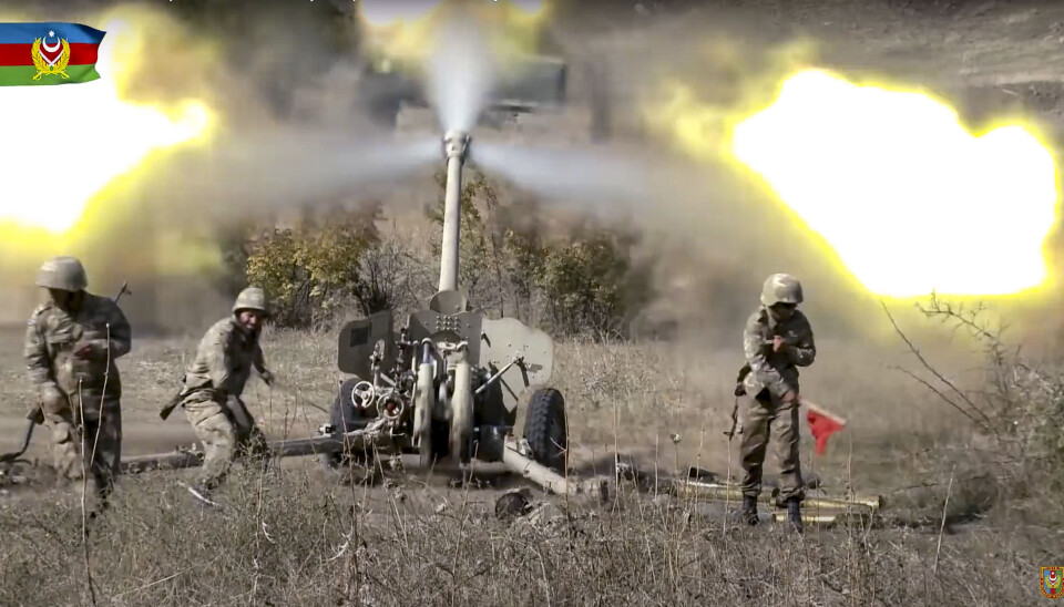 Aserbajdsjanske soldater avfyrer granater under konflikten i Nagorno-Karabakh.
