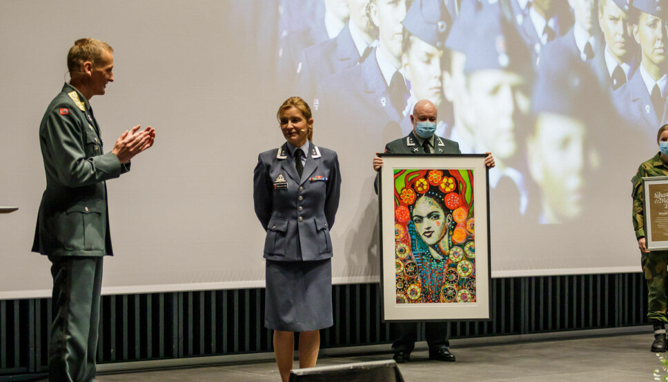 Oberstløytnant Birgith Andreassen ble tildelt Forsvarets likestillingspris. Her er hun sammen med forsvarssjef Eirik Kristoffersen som sto for overrekkelsen.