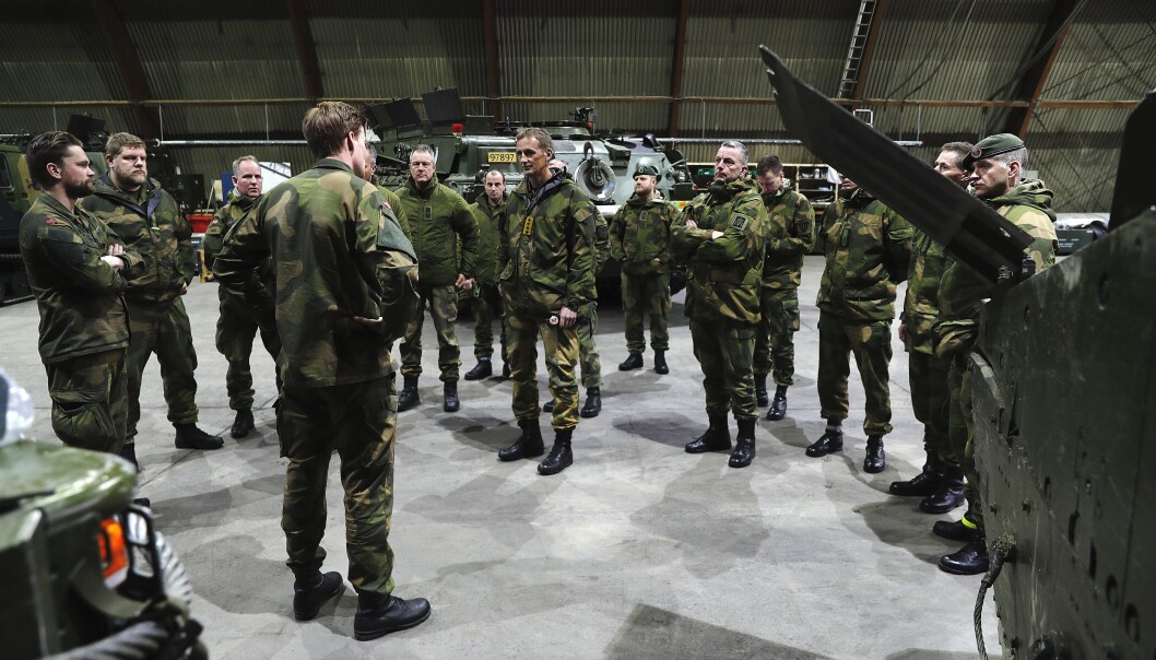 Så sivilt som mulig og så militært som nødvendig er en god retningsgiver. Ikke sivilisering bare fordi kompetansen også finnes sivilt, skriver Ragnhild Paulsen. Her ser vi forsvarssjef General Eirik Kristoffersen sammen med soldater fra Porsangmoen i vedlikeholdshallen. Så sivilt som mulig og så militært som nødvendig er en god retningsgiver. Ikke sivilisering bare fordi kompetansen også finnes sivilt, skriver Ragnhild Paulsen. Her ser vi forsvarssjef General Eirik Kristoffersen sammen med soldater fra Porsangmoen i vedlikeholdshallen.