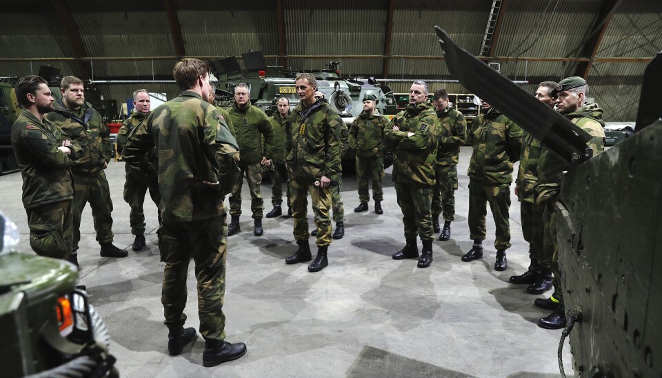 Så sivilt som mulig og så militært som nødvendig er en god retningsgiver. Ikke sivilisering bare fordi kompetansen også finnes sivilt, skriver Ragnhild Paulsen. Her ser vi forsvarssjef General Eirik Kristoffersen sammen med soldater fra Porsangmoen i vedlikeholdshallen.
