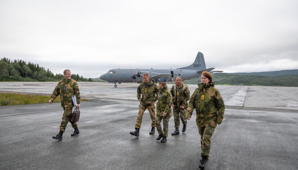Og om det så en dag er så lavt skydekke at man ikke «bryter ut» fra sør, så tåler man litt vind i halen ved å lande fra nord, skriver Ståle Nymoen. Her ser vi blant andre forsvarssjef Eirik Kristoffersen og sjef Luftforsvaret Tonje Skinnarland på Evenes..