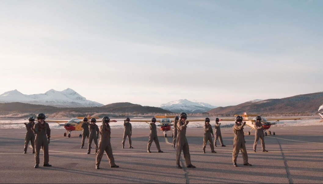 Luftforsvaret danser årets BlimE-dans. Luftforsvaret danser årets BlimE-dans.