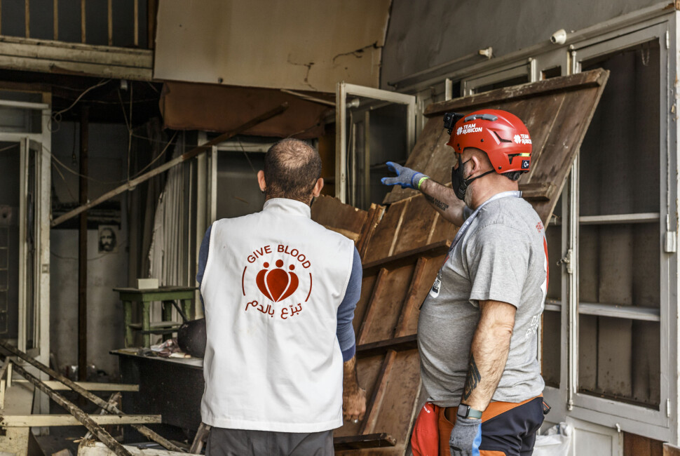 Norske frivillige i Team Rubicon Norge er godt i gang med hjelpearbeidet i Libanons hovedstad Beirut. Foto: Lejla Brackovic