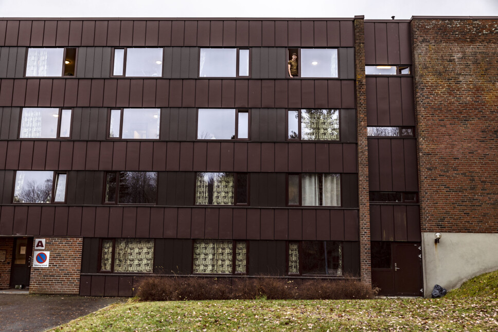 Karl Fredrik Måland er en av 35 som har sittet i isolasjon på Linderud. Det jeg savner mest er frisk luft, sier Måland, som har måttet nøye seg med det han kan få fra vinduet på rommet.